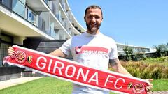 David Timor posa con la bufanda del Girona tras firmar este verano.
