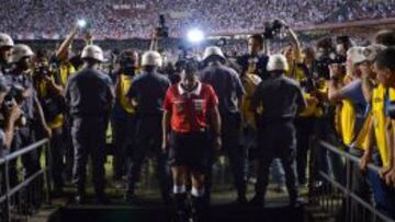 El &aacute;rbitro se retira del terreno de juego tras los incidentes ocurridos en la final de la Copa Sudamericana.
