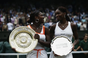 Se rompi¨® la racha en Roland Garros de este a?o pero poco le import¨® a Serena Williams. La estadounidense volvi¨® a ganar Wimbledon por segundo a?o consecutivo para demostrar que no era casualidad lo del a?o anterior. Williams gan¨® en la final contra Venus Williams 4-6, 6-4, 6-2.