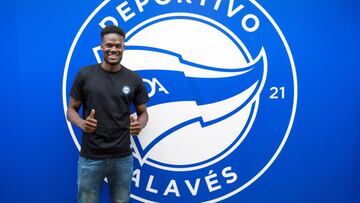 Mamadou Loum, cedido por el Oporto al Alav&eacute;s, el d&iacute;a de su presentaci&oacute;n. 