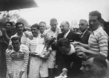 El Racing de Par赤s tiene el 'privilegio' de ser el equipo que ha ganado un campeonato liguero en alguna de las cinco grandes Ligas y se encuentra en la categor赤a m芍s baja. En este caso, el 'otro' equipo de Par赤s milita en la National 3, o lo que es lo mismo, la quinta divisi車n francesa. Su 谷poca dorada lleg車 entre los a?os 30 y los 50, cuando alz車 una Liga y cinco Copas. A pesar de encontrarse en la quinta divisi車n, es el tercer club m芍s laureado de Francia, pero al igual que el S豕te, el Racing entr車 en quiebra, lo que le hizo pasar por las diferentes divisiones amateurs de Francia. Como curiosidad cabe destacar que durante casi tres d谷cadas, a partir de 1930, Racing y Arsenal (ingl谷s) jugaban un partido amistoso cada mes de noviembre. En total disputaron 27 encuentros con un balance de cuatro victorias para el Racing, 23 para el Arsenal y cuatro empates.