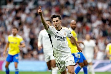 Su magia sirvió para no echar de menos a los Vinicius, Bellingham y Rodrygo. Fue un dolor de cabeza para la defensa del Cádiz, a base de regates y filigranas varias que se materializaron en un gol. Controló con la zurda y se sacó un zapatazo con la derecha directo a la escuadra. El décimo del curso. El noveno como titular.