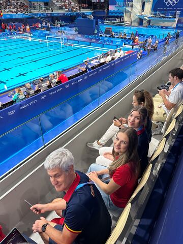 La Princesa Leonor y la Infanta Sofía viendo a la selección española de waterpolo masculino. 