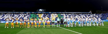 Los equipos del Leganés y Real Madrid en el centro del campo de estadio de Butarque.