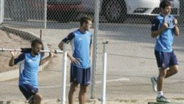 Luis Garcia, Carlos Hernandez y Paredes durante el entrenamiento del club maño.
