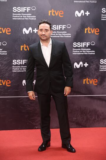 El director de cine Juan Antonio Bayona posa en la alfombra roja de la gala de clausura del Festival de San Sebastián.