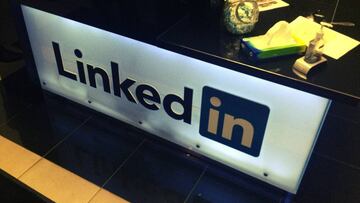 Busca trabajo en Linkedin ayud芍ndote del asistente Bixby de Samsung