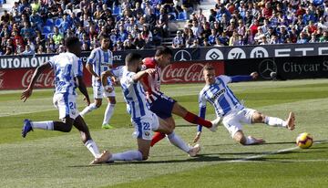 El argentino del Atlético mandó el balón al larguero en los instantes iniciales del encuentro pero la acción estaba invalidada por fuera de juego.  