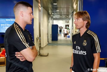 Luka Jovic junto a Modric. 