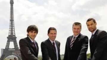 <b>EL TROFEO MÁS DESEADO. </b>Ricky Rubio y Xavi Pascual, junto a Evgeny Pashutin y Trajan Langdon.