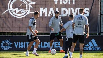 Nolito participa en un rondo durante un entrenamiento del Celta en A Madroa.