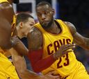 Triple-doble de LeBron (24+12+13) para romer la crisis de los Cavs