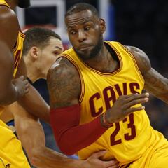 Triple-doble de LeBron (24+12+13) para romer la crisis de los Cavs