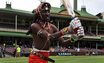 Un Guerrero Maasai Warrior de Kenia durante un partido de cricket celebrado en Sidney.