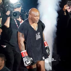 Why did Mike Tyson keep biting his glove in his fight against Jake Paul?