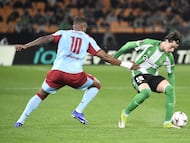 Real Betis' Argentinian defender #16 Valentin Gomez fights for the ball with Feyenoord's Canadian forward #10 Cyle Larin during the UEFA Europa League 1st round day 8 football match between Real Betis and Feyenoord at La Cartuja Stadium in Seville on January 29, 2026. (Photo by CRISTINA QUICLER / AFP)