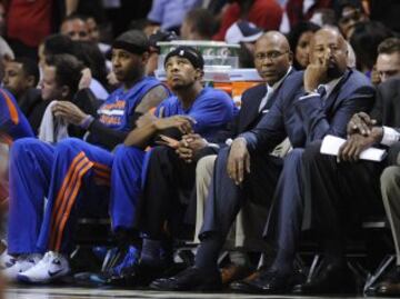 Mike Woodson (derecha) y varios jugadores de los Knicks. 