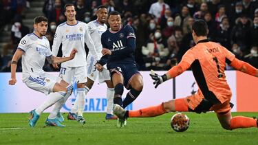 PARIS, FRANCE - FEBRUARY 15: Kylian Mbappe of Paris Saint-Germain scores their team's first goal past Thibaut Courtois of Real Madrid during the UEFA Champions League Round Of Sixteen Leg One match between Paris Saint-Germain and Real Madrid at Parc