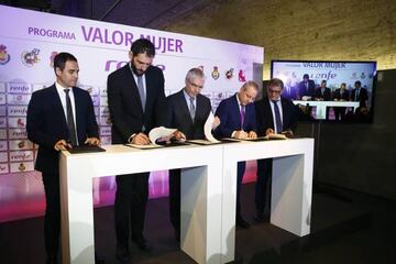 Firma del acuerdo 'Valor Mujer' entre Renfe y los representantes de las distintas federaciones asistentes.