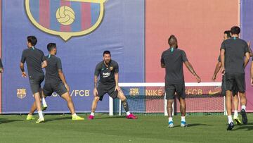 Messi, en el entrenamiento de ayer por la tarde en la Ciutat Esportiva. Despu&eacute;s, como Demb&eacute;l&eacute;, recibi&oacute; el alta m&eacute;dico y entr&oacute; en la convocatoria.