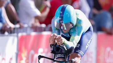 VALLADOLID, 11/09/2025.- El ciclista colombiano Harold Tejada del XDS Astana Team participa en la 18º etapa de la Vuelta Ciclista a España, una contrarreloj individual de 12,2 km con salida y llegada en Valladolid, este jueves. La etapa se desarrolla entre grandes medidas de seguridad ante las protestas por la presencia de un equipo israelí, el Israel Premier Tech. EFE/ Javier Lizón