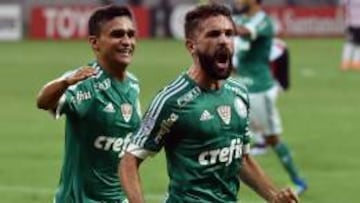 Agustin Allione celebra uno de sus dos goles durante el encuentro de Copa Libertadores entre Palmeiras y River Plate de Montevideo.