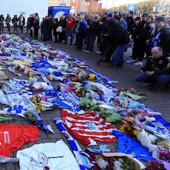 Los fans del Leicester ya depositan flores en el estadio