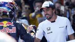 Alonso felicita a Verstappen por su victoria en Montmel&oacute;.