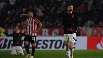 Brazil's Athletico Paranaense Romulo celebrates after defeating Argentina's Estudiantes de La Plata 1-0 in their Copa Libertadores football tournament quarterfinals second leg match, at the Jorge Luis Hirschi stadium in La Plata, Buenos Aires Province, Argentina, on August 11, 2022. (Photo by Luis ROBAYO / AFP)