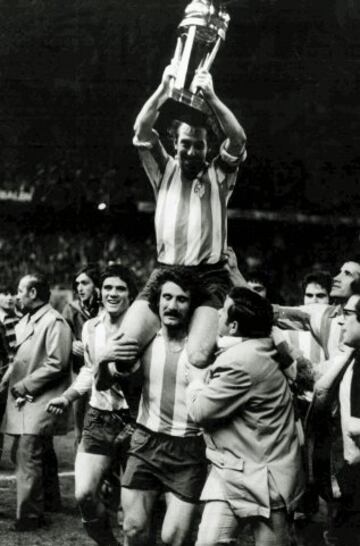 La Copa Intercontinental de 1974 fue la 15? edici¨®n del torneo, el Atl¨¦tico de Madrid se enfrent¨® al Club Atl¨¦tico Independiente. El campe¨®n europeo Bayern de M¨²nich renunci¨® al encuentro por problemas de fechas. El Atl¨¦tico de Madrid fue campe¨®n tras perder 1 a 0 en Avellaneda y ganar 2 a 0 en Madrid. En la imagen, Adelardo con la Copa.
