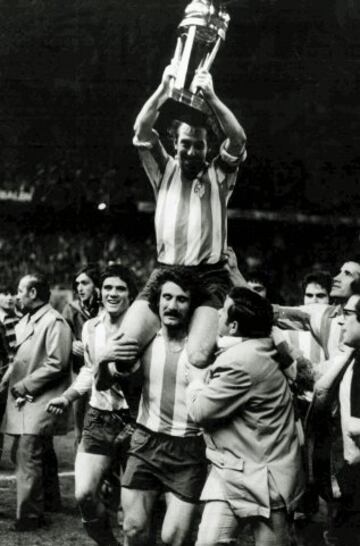 La Copa Intercontinental de 1974 fue la 15º edición del torneo, el Atlético de Madrid se enfrentó al Club Atlético Independiente. El campeón europeo Bayern de Múnich renunció al encuentro por problemas de fechas. El Atlético de Madrid fue campeón tras perder 1 a 0 en Avellaneda y ganar 2 a 0 en Madrid. En la imagen, Adelardo con la Copa. 