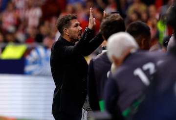 Simeone hablando con los aficionados situados en el sector implicado.