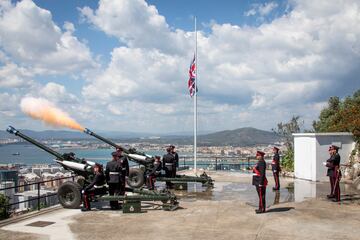 Salva con cañones en memoria del Príncipe Felipe en Gibraltar.