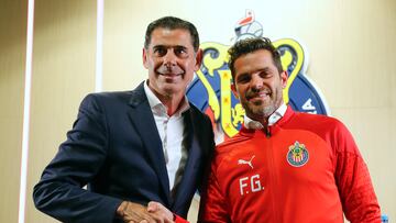 MEX4909. GUADALAJARA (MÉXICO), 20/12/2023.- El director deportivo del equipo Guadalajara, Fernando Hierro (i), presenta hoy al argentino Fernando Gago (d) como nuevo entrenador del club, en las instalaciones del estadio Akron en la ciudad de Guadalajara (México). Gago fue anunciado para dirigir a partir del torneo de Clausura 2024. EFE/ Francisco Guasco
