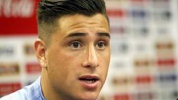 El defensa José María Giménez, titular de la selección de Uruguay que mañana recibirá a Costa Rica en un amistoso, habla hoy, miércoles 12 de noviembre de 2014, en una rueda de prensa en el complejo Uruguay Celeste, en Montevideo (Uruguay).