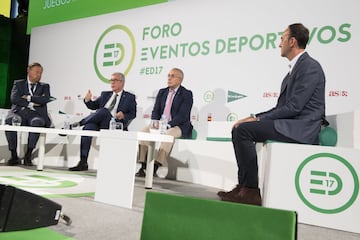 Jesús Mínguez, modera la charla con Josep Felix Ballesteros, alcalde de Tarragona, Alejandro Blanco, presidente del COE y Manuel Gómez Amigo, director de relaciones instititucionales de Loterías y Apuestas del Estado.