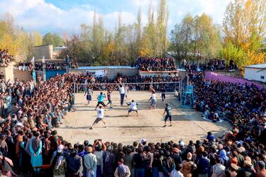 Un grupo de jóvenes afganos compite durante un partido de voleibol disputado en un vetusto y destartalado campo de tierra. El encuentro, que tuvo lugar en el distrito de Argo, en la provincia de Badakhshan, generó gran expectación entre el público local, que abarrotó el pequeño recinto con aficionados subidos en vallas y en tejados.