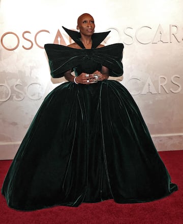 Cynthia Erivo posa en la alfombra roja del Dolby Theatre.