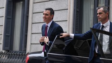 El presidente del Gobierno en funciones y candidato a la reelección, Pedro Sánchez, a su llegada a la primera sesión del debate de investidura como presidente de Gobierno, en el Congreso de los Diputados, a 15 de noviembre de 2023, en Madrid (España). El Salón de Plenos del Congreso acoge hoy y mañana, 16 de noviembre, el debate de investidura del presidente del Gobierno en funciones, Pedro Sánchez. El secretario general del PSOE tiene el apoyo de 179 diputados de los 350 del Congreso. Está previsto que votarán a favor de que el líder socialista sea presidente del Gobierno tras exponer su programa PSOE, Sumar, ERC, Junts, EH Bildu, PNV, BNG y Coalición Canaria frente a los 171 en contra de PP, Vox y UPN. El acto se celebra en un momento de tensión por las concentraciones en la sede del PSOE en Ferraz y protestas en contra de la ley de amnistía registrada por los socialistas que beneficia a los implicados del 'procés'.
15 NOVIEMBRE 2023;INVESTIDURA;PLENO;CONGRESO;SANCHEZ;AMNISTIA;PSOE;GOBIERNO
Fernando Sánchez / Europa Press
15/11/2023