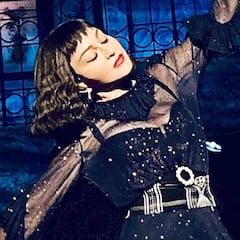 Madonna se cae durante un concierto en París y tiene que suspenderlo