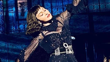 Madonna se cae durante un concierto en París y tiene que suspenderlo