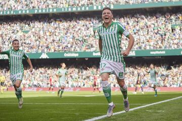 El veterano centrocampista del Real Betis Balompi¨¦ se enfrenta a una de las ¨²ltimas temporadas de su carrera. En 1997 entr¨® en la cantera del equipo andaluz para ascender al primer equipo en el a?o 2000. Con diecinueve a?os debutaba en Segunda Divisi¨®n. Jugador regular, ganar¨ªa la Copa del Rey 2004-05 y acceder¨ªa a la Liga de Campeones. Se convirti¨® en el fichaje m¨¢s caro de la historia del Valencia tras los 25 millones que depositaron en las arcas de los verdiblancos. 4 a?os repartidos entre M¨¢laga y Fiorentina le sirvieron para ganar madurez y experiencia. El 31 de agosto de 2015, a escasas horas del cierre de mercado, retornaba al Betis. Capit¨¢n e inversor del club, su prolongada carrera le ha permitido pulverizar r¨¦cords, siendo el jugador del Betis con m¨¢s partidos.