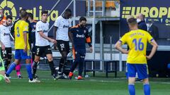 Diakhaby abandona el campo en el partido ante el C&aacute;diz.