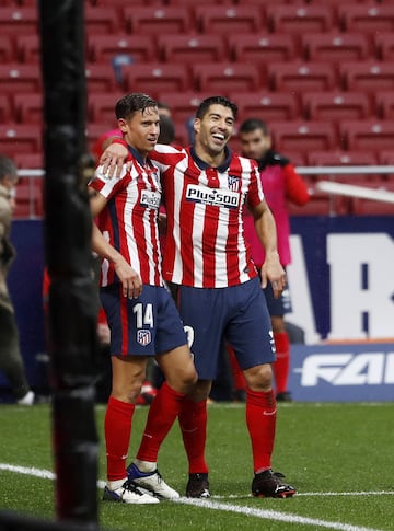 Luis Suárez y Marcos Llorente celebrando el gol 2-0