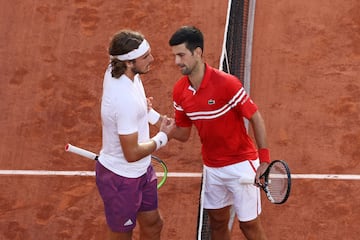 Novak Djokovic y Stefanos Tsitsipas, se saludan al final del encuentro. 