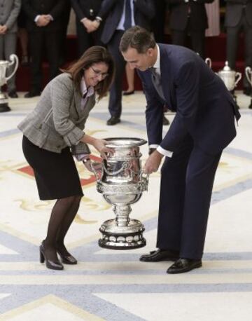 El rey Felipe VI entrega a la presidenta de Loterías y Apuestas del Estado, Inmaculada García Martínez, la Copa Stadium, durante la ceremonia de entrega de los Premios Nacionales del Deporte 2014.
