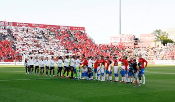 Los jugadores del Girona y del Real Madrid se saludan antes del inicio del encuentro. 