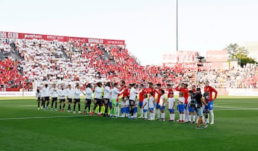 Los jugadores del Girona y del Real Madrid se saludan antes del inicio del encuentro. 