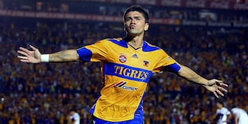 Sus grandes campañas lo llevaron a conseguir tres veces el título de la Primera División de México (dos con Toluca y uno con Tigres), además de la Copa México en 2013 con los Monarcas de Morelia.
