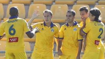 <b>ALEGRÍA. </b>Los jugadores del Alcorcón celebran el tanto de Miguélez.